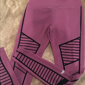 ALO Yoga Mauve Leggings with Black Geometric Design